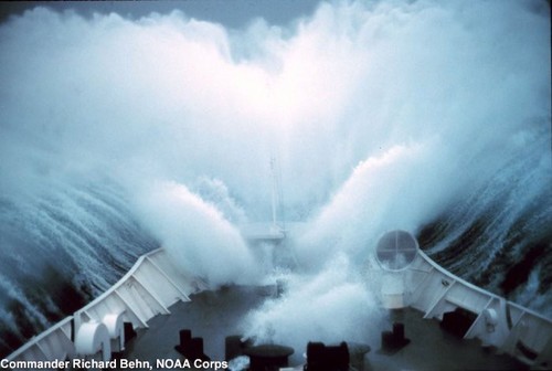 Rogue waves on NOAA ship Discoverer in the Bering Sea  © SW